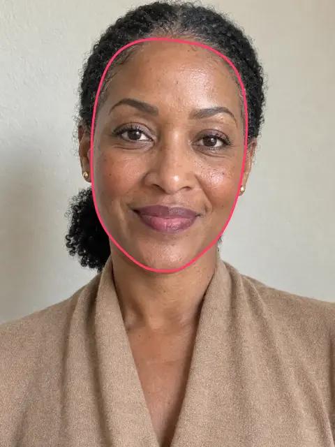 A woman with a oval face, its outline drawn on her face