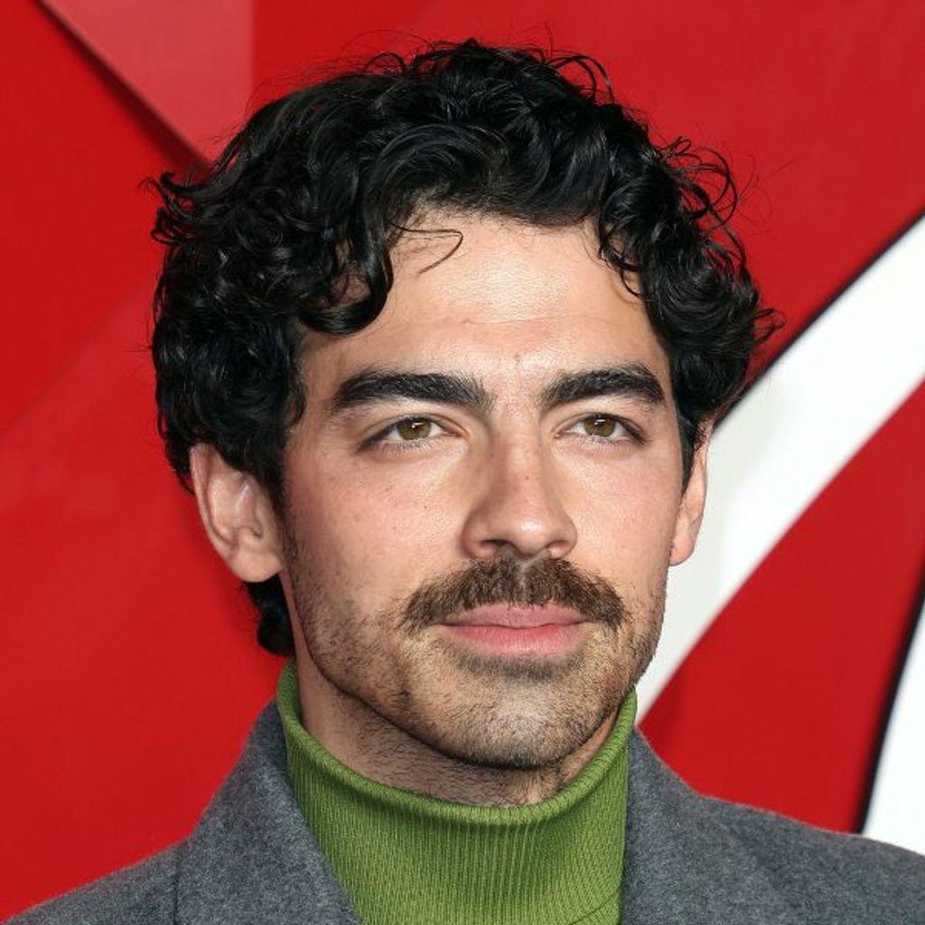 Tousled Wavy Crop hairstyle